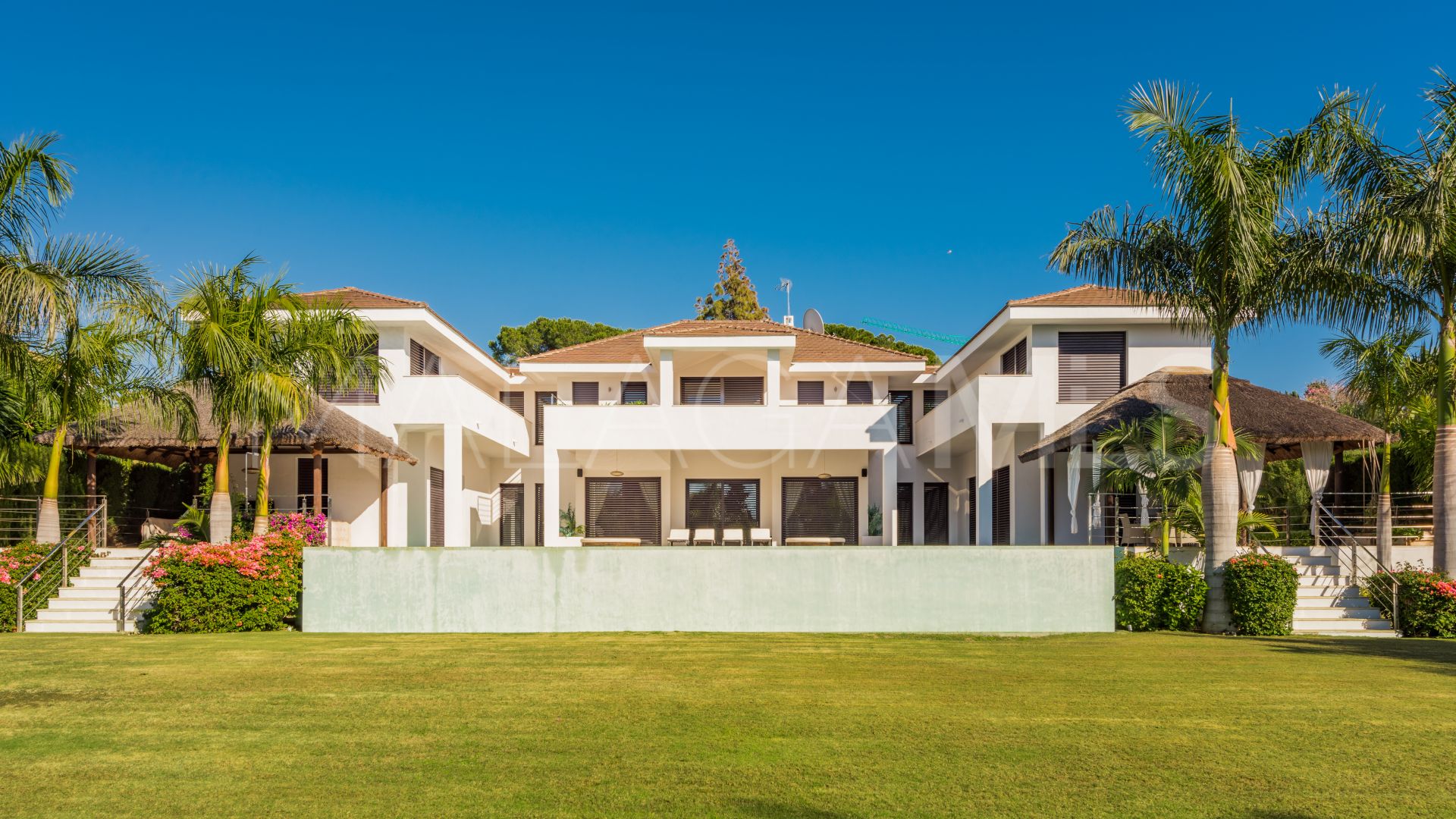 Villa for sale in Guadalmina Baja