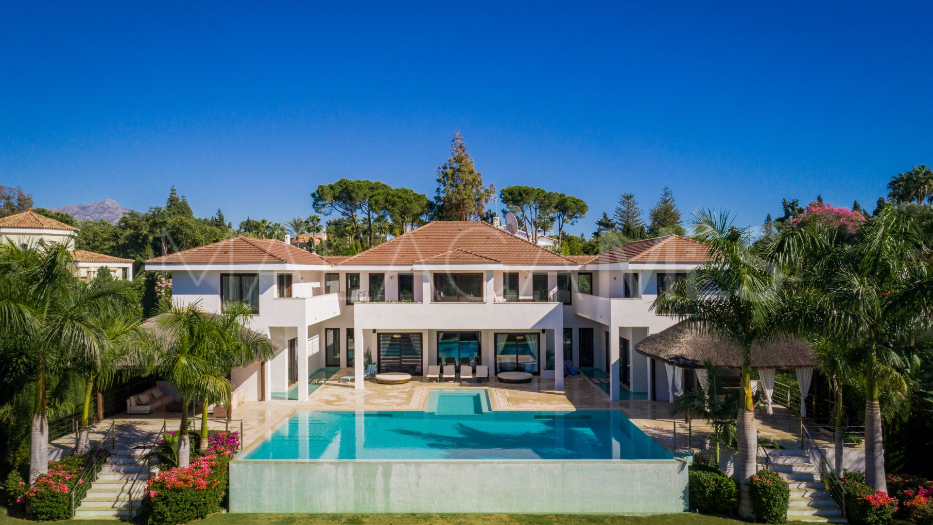 Villa for sale in Guadalmina Baja