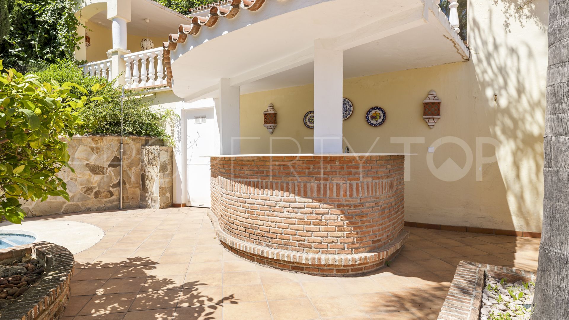 Se vende villa de 5 dormitorios en Nueva Andalucia