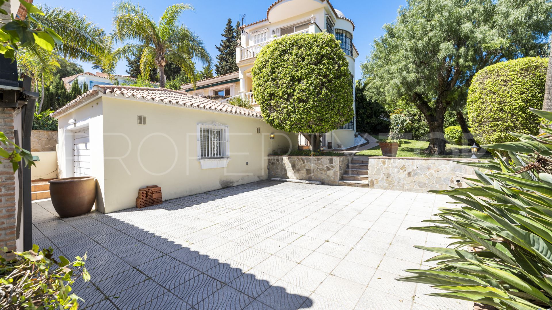 Se vende villa de 5 dormitorios en Nueva Andalucia