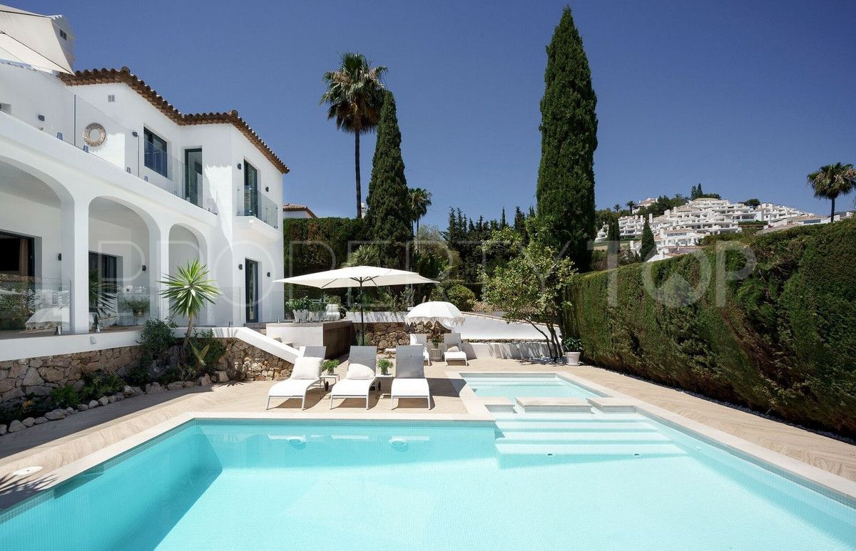 Comprar villa con 4 dormitorios en Nueva Andalucia