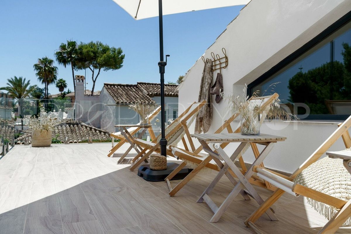 Comprar villa con 4 dormitorios en Nueva Andalucia
