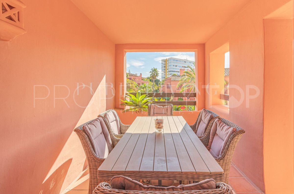 Buy penthouse with 4 bedrooms in Marbella City