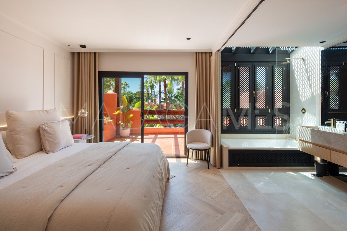 Adosado with 4 bedrooms for sale in Altos de Puente Romano