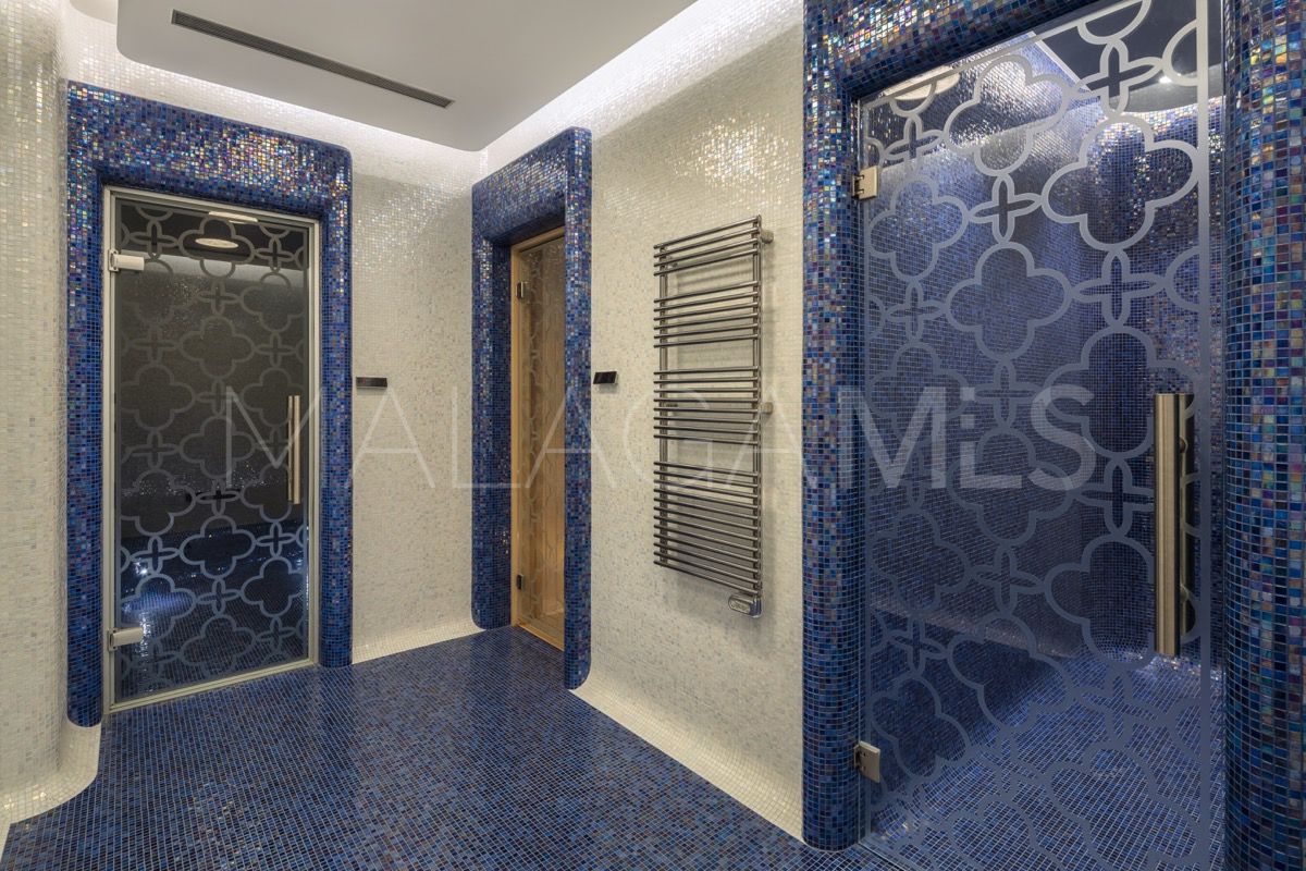 Villa for sale in Nueva Andalucia