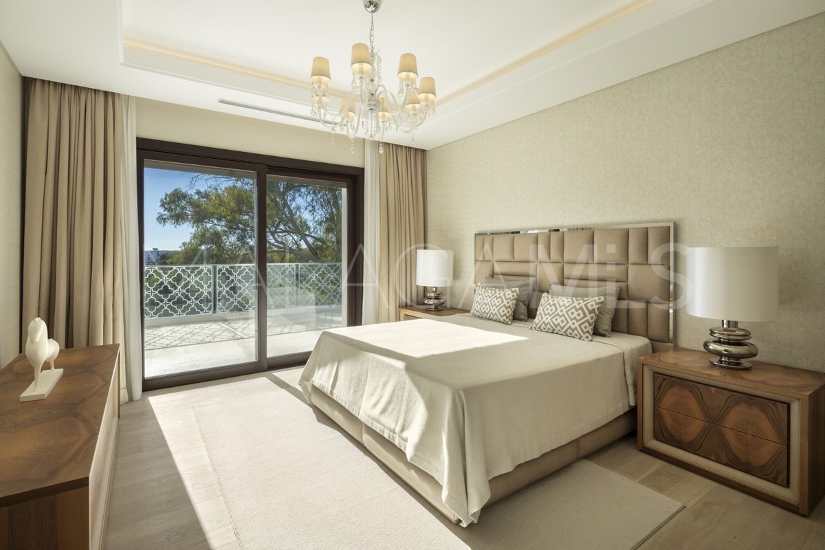 Villa for sale in Nueva Andalucia