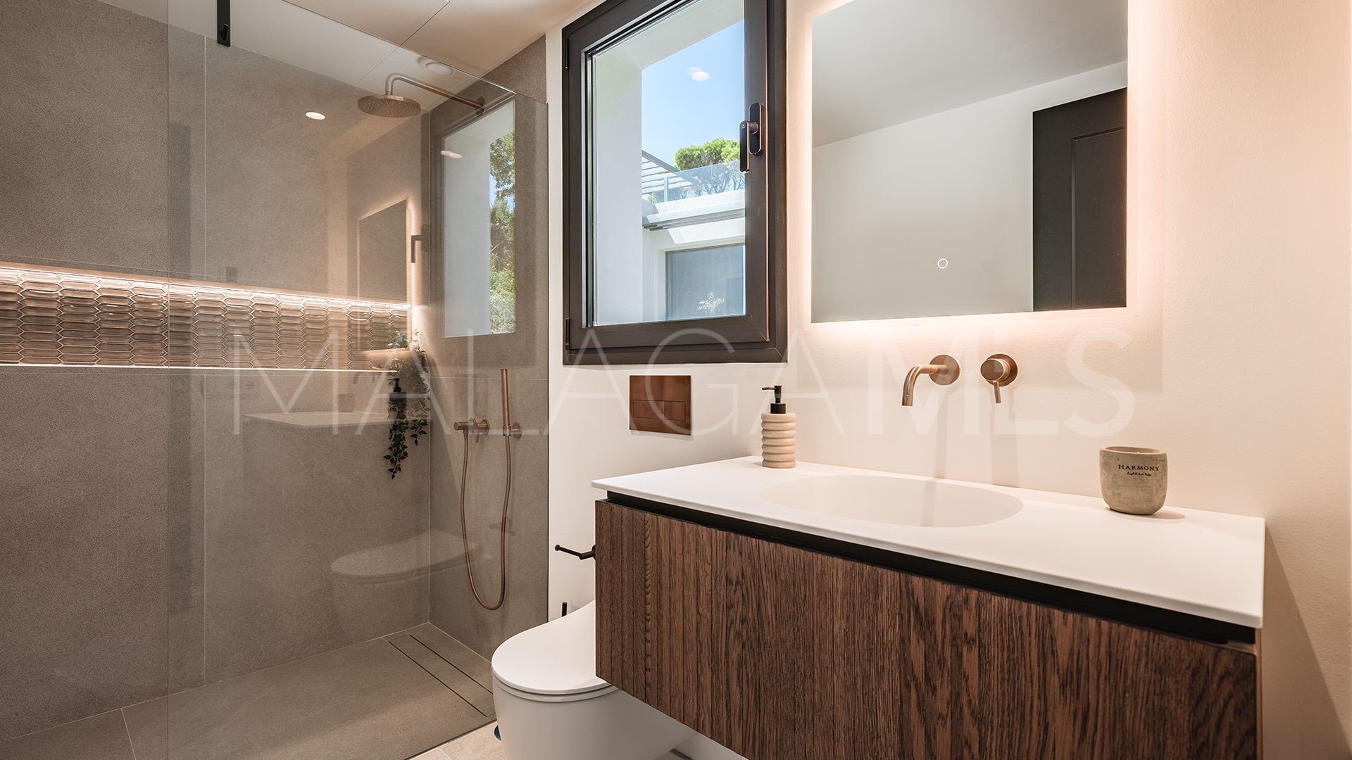Buy villa in El Madroñal