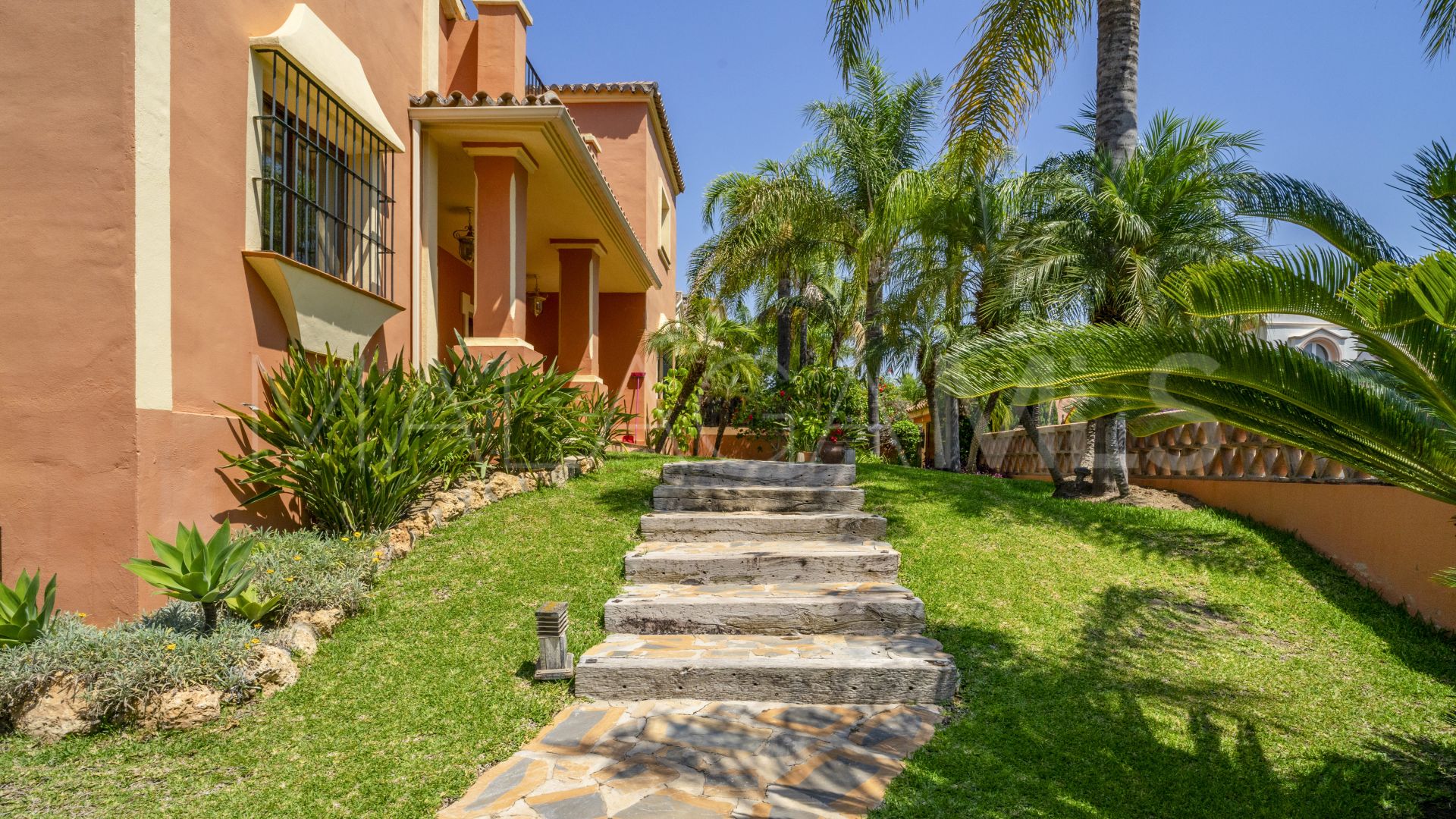 Villa for sale in Guadalmina Alta