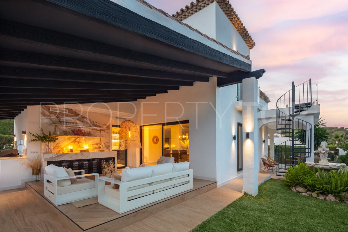 Buy villa in Nueva Andalucia with 4 bedrooms