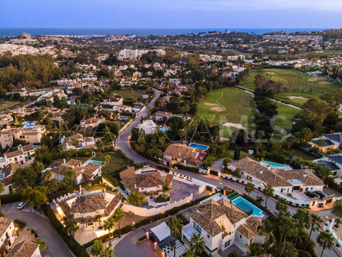 Villa for sale in Nueva Andalucia