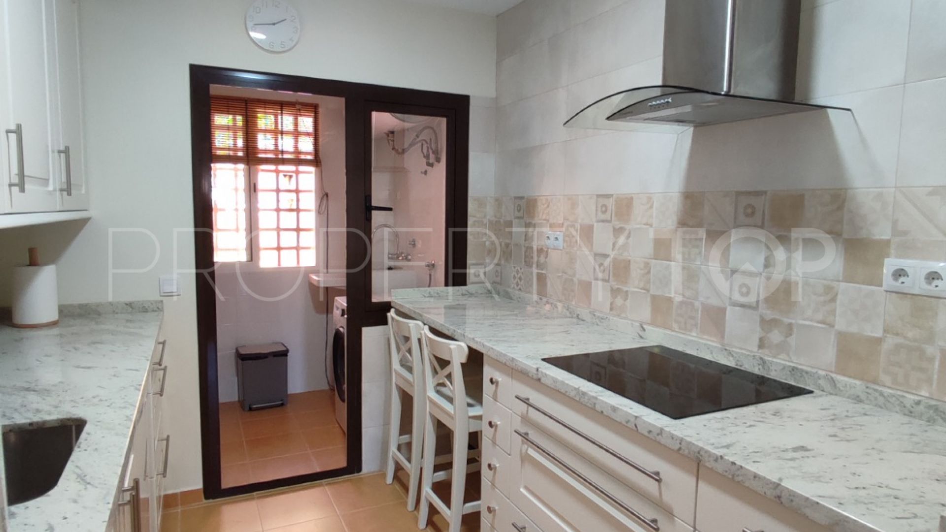 For sale ground floor apartment with 2 bedrooms in Estepona Centre