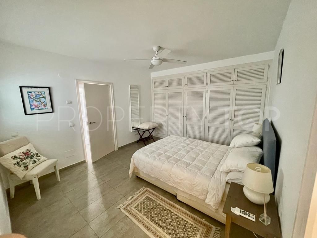 Apartamento planta baja de 4 dormitorios en venta en Guadalmina Baja