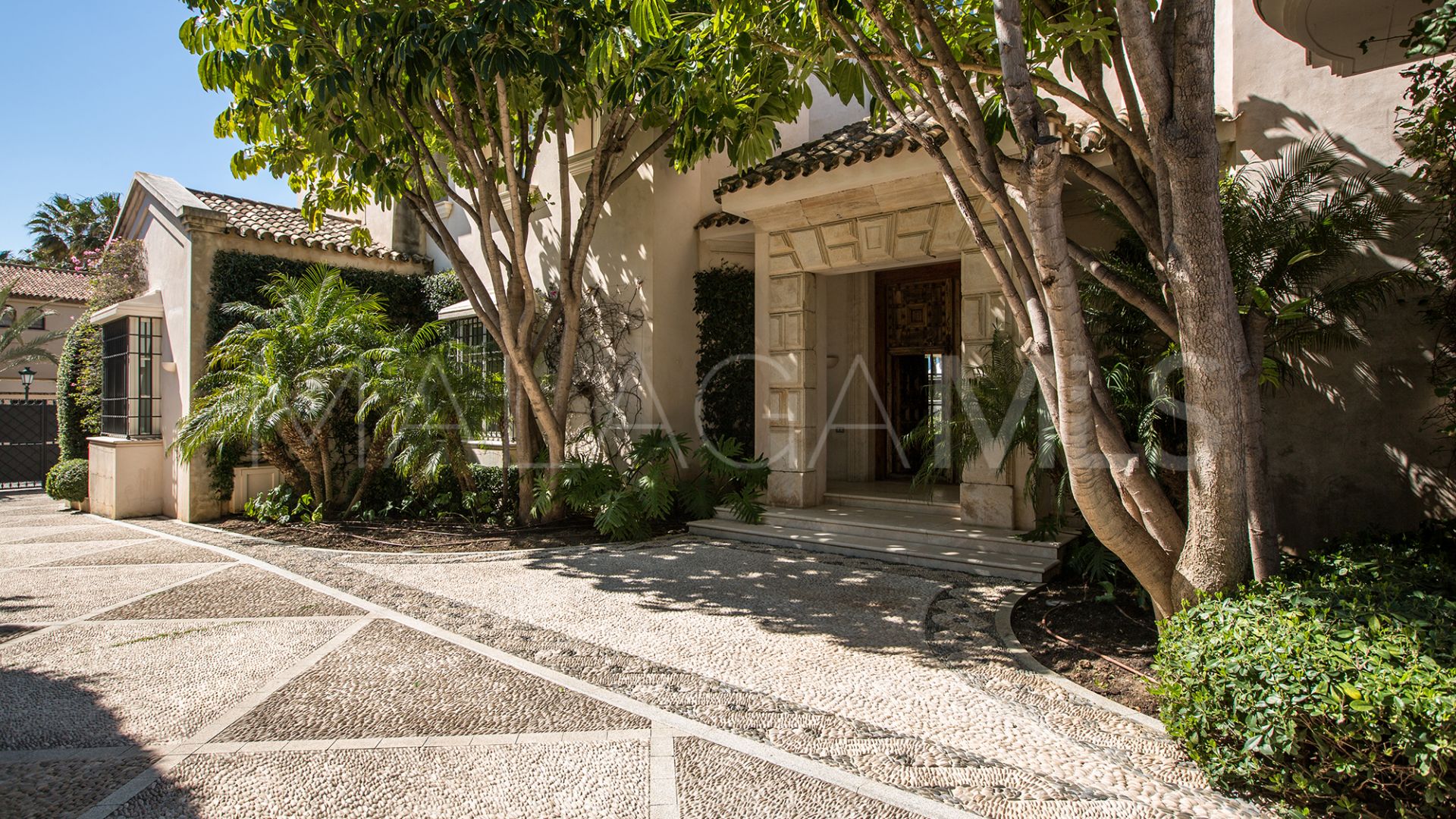 Villa for sale in Los Monteros