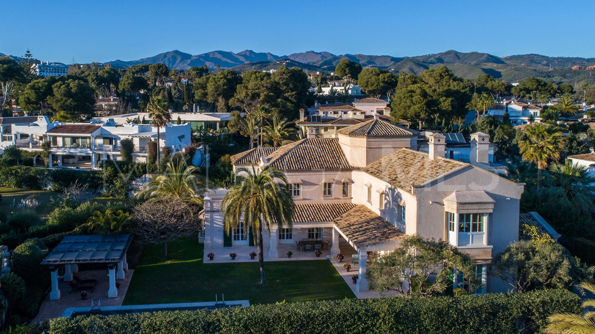 Villa for sale in Los Monteros