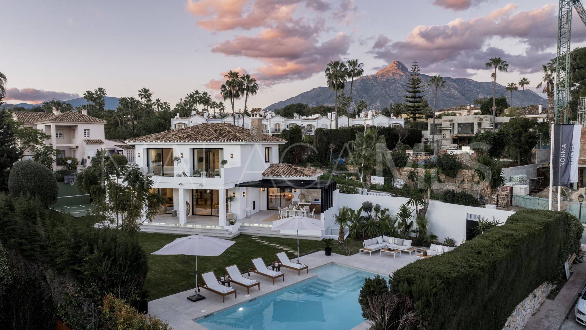 Villa for sale in Nueva Andalucia