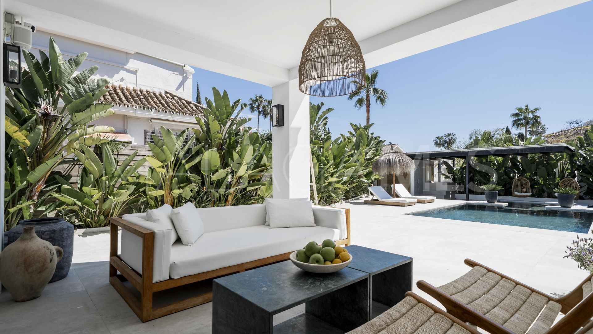 Villa for sale in Nueva Andalucia