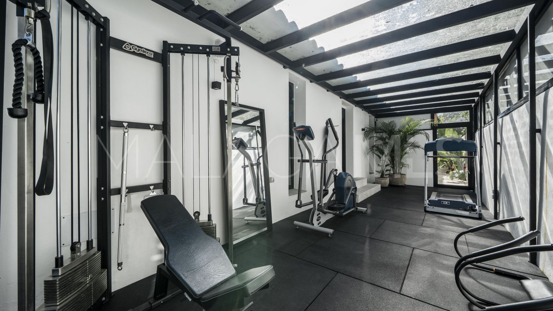 Villa for sale in Nueva Andalucia