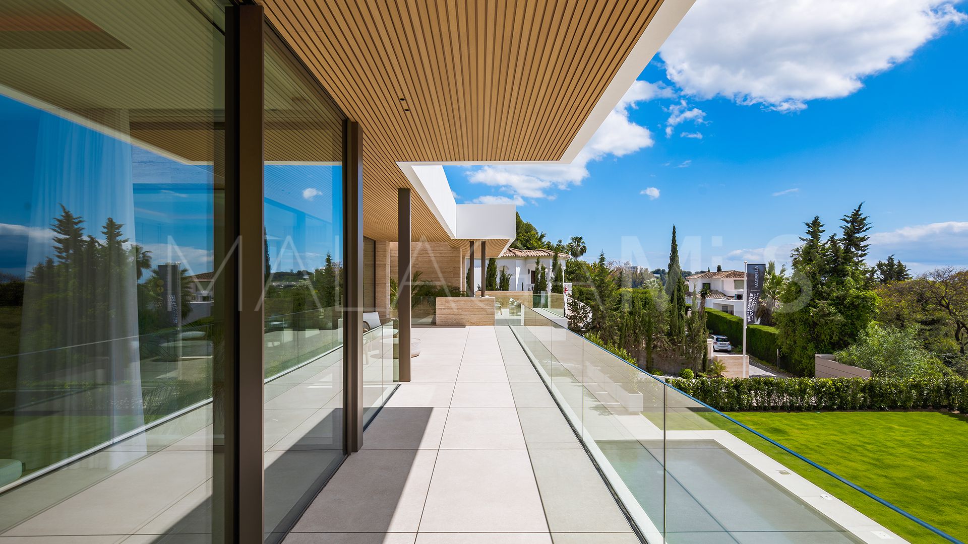 For sale villa with 5 bedrooms in Altos del Paraiso