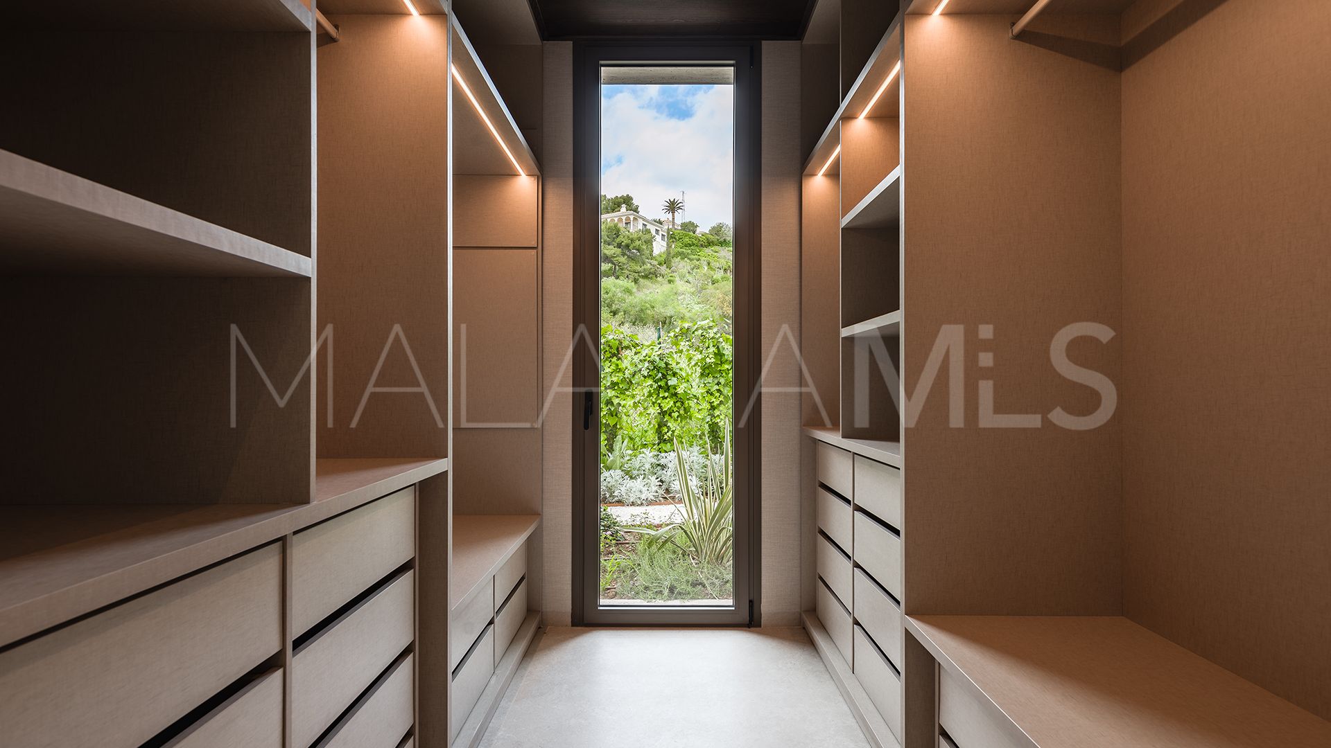 For sale villa with 5 bedrooms in Altos del Paraiso