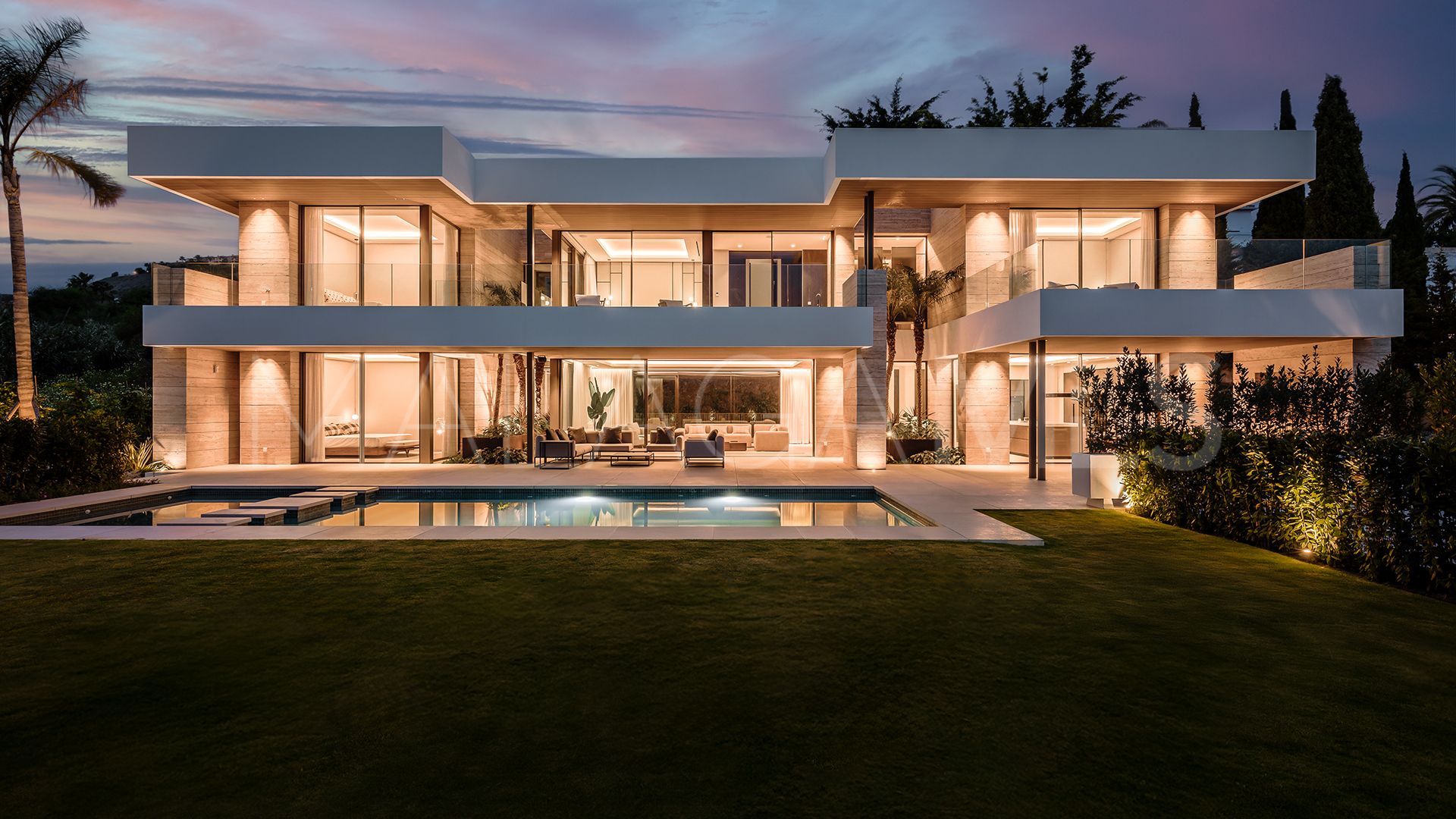 For sale villa with 5 bedrooms in Altos del Paraiso