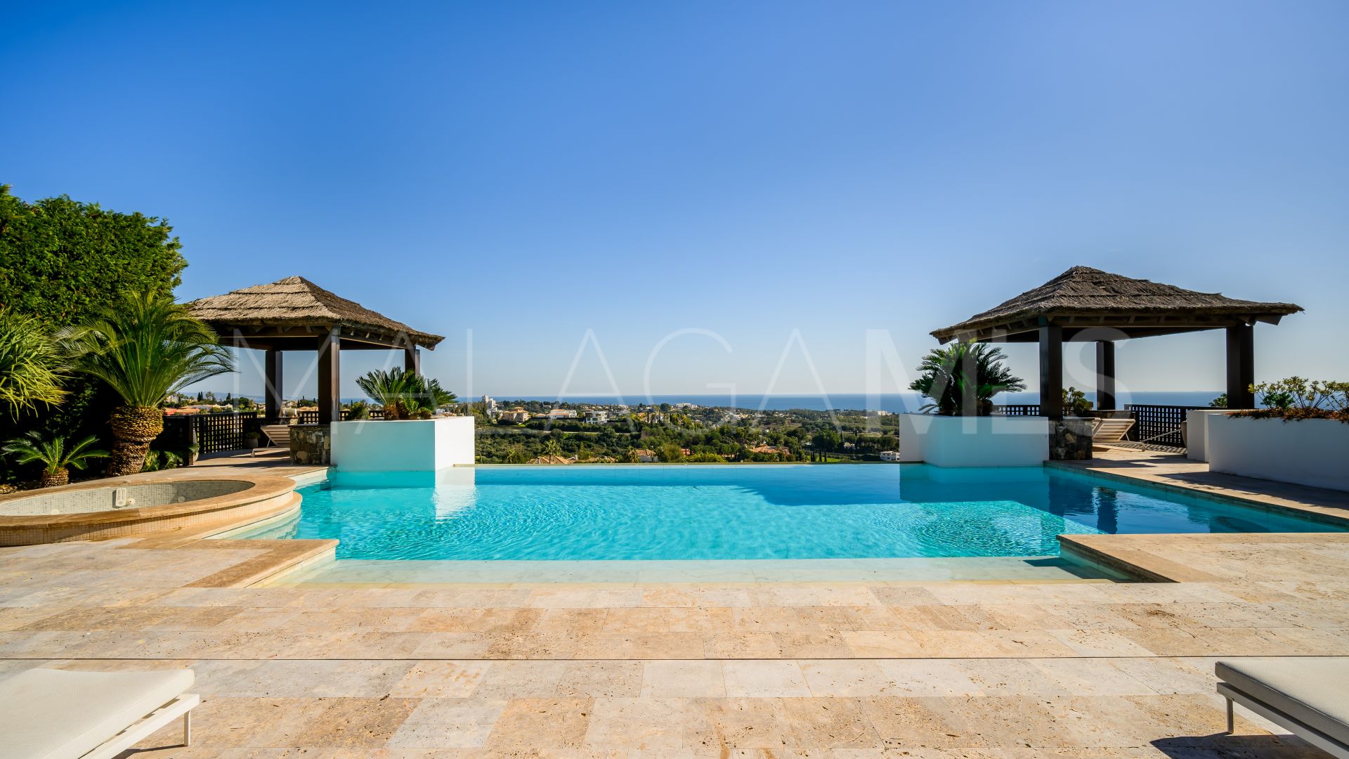 Se vende villa in Los Flamingos with 5 bedrooms