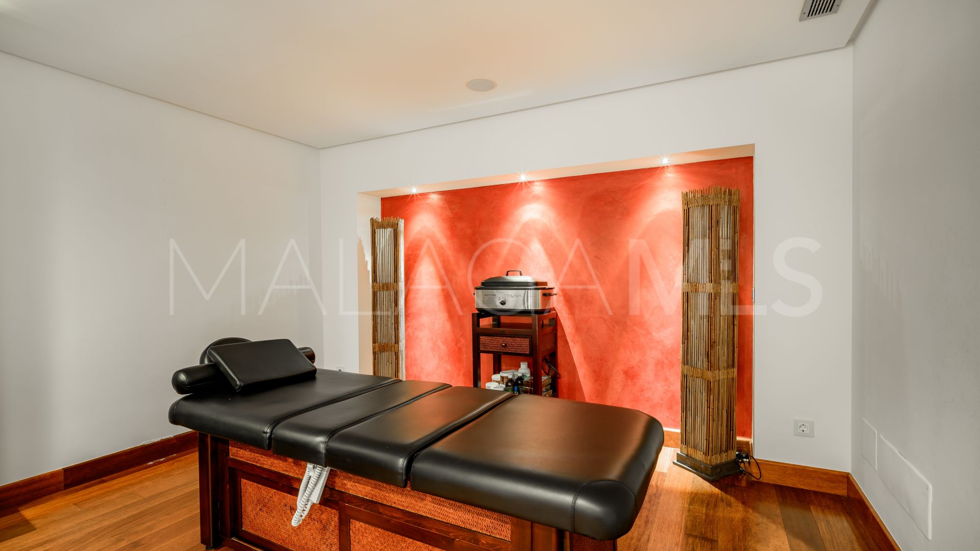 Se vende villa in Los Flamingos with 5 bedrooms