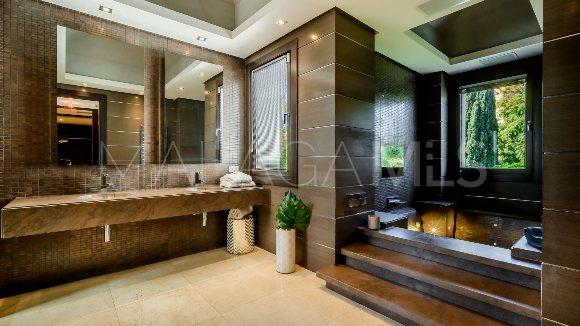 Se vende villa in Los Flamingos with 5 bedrooms
