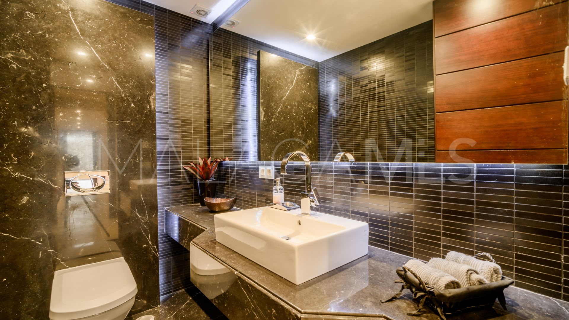 Se vende villa in Los Flamingos with 5 bedrooms
