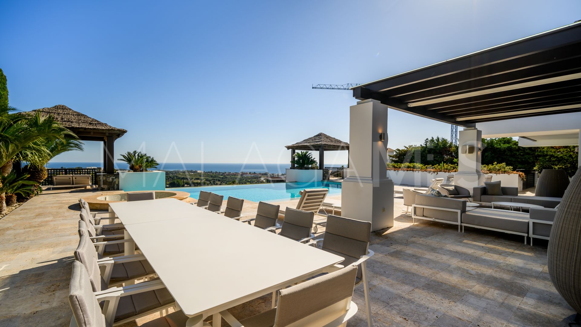 Se vende villa in Los Flamingos with 5 bedrooms