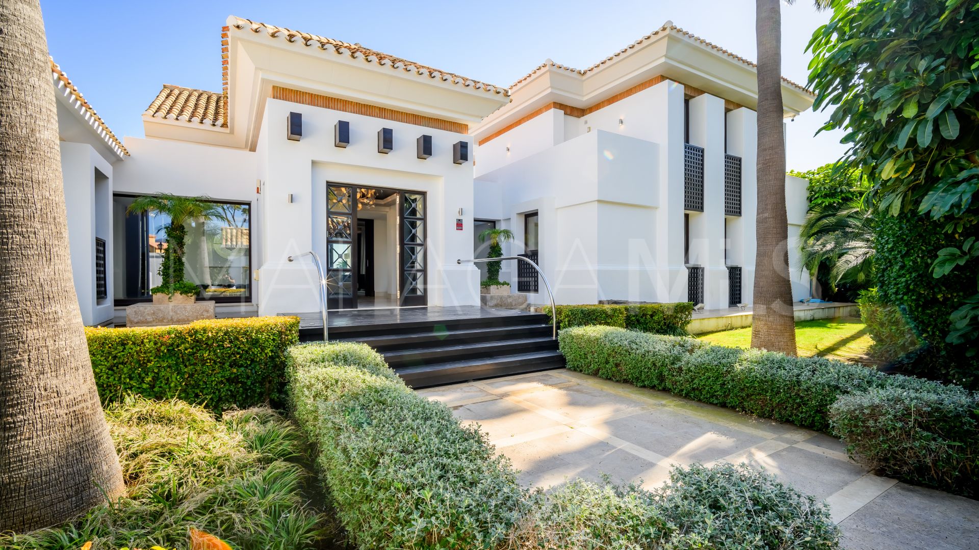 Se vende villa in Los Flamingos with 5 bedrooms