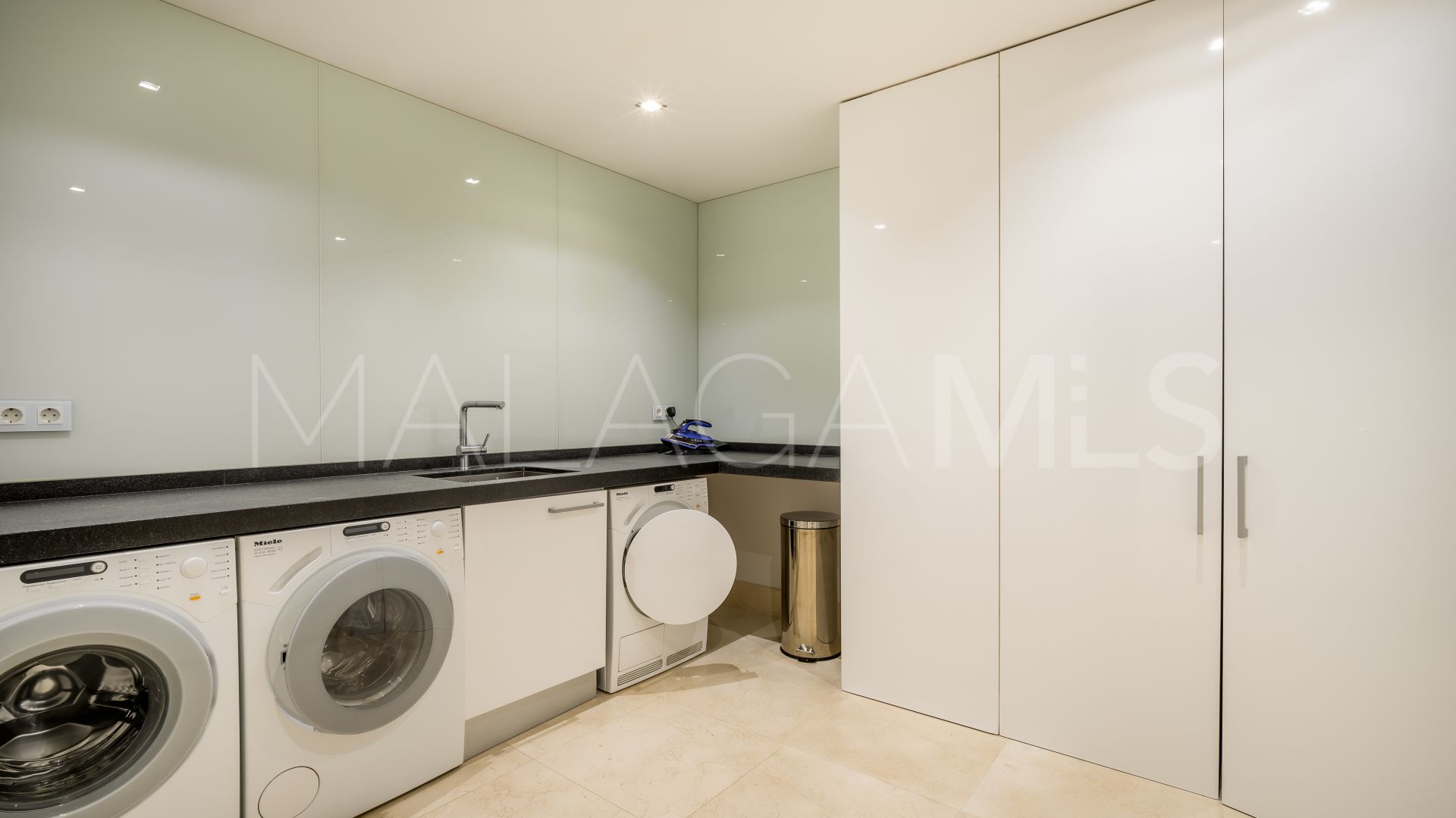 Se vende villa in Los Flamingos with 5 bedrooms
