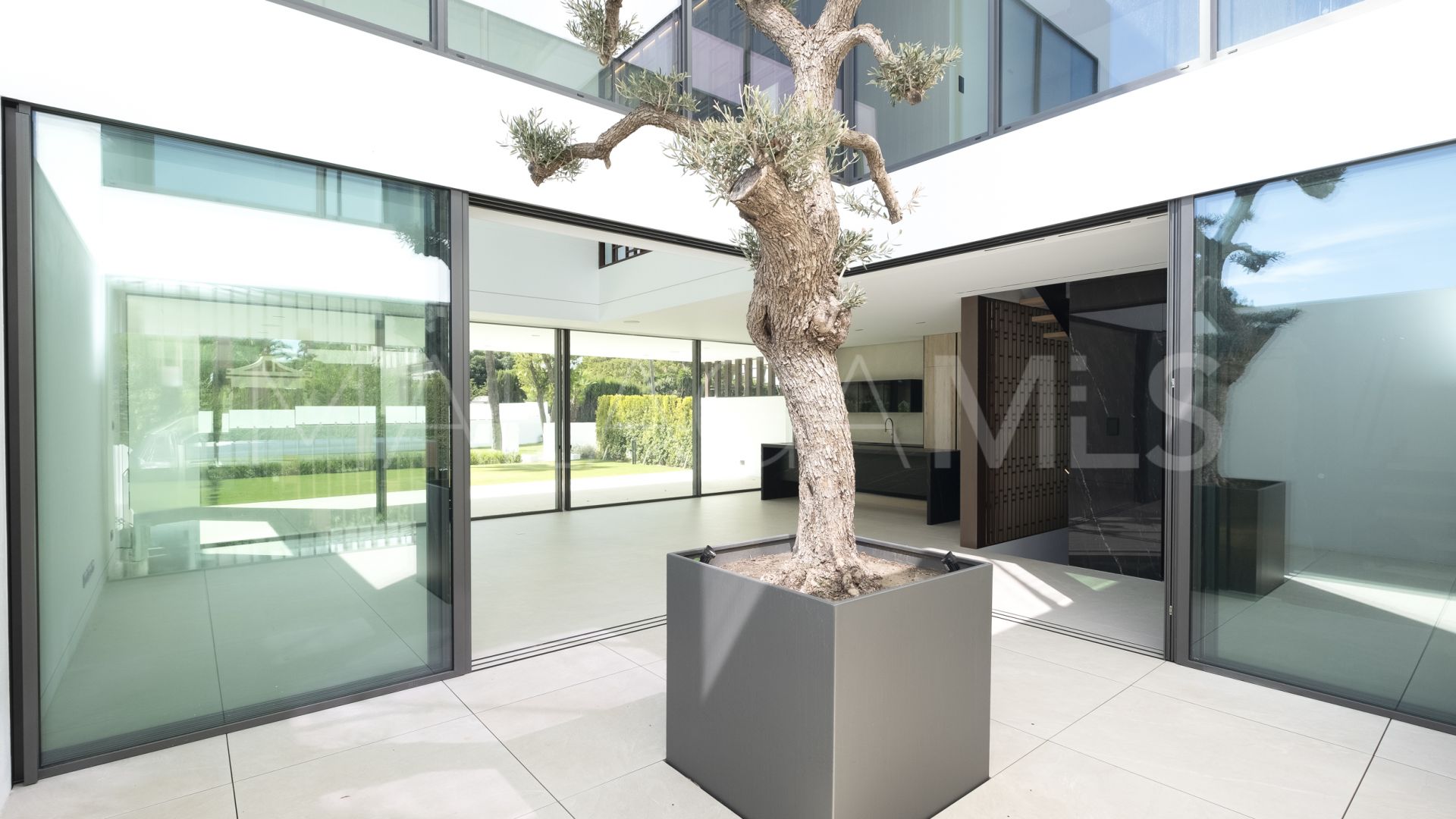 3 bedrooms semi detached villa in Nueva Andalucia for sale