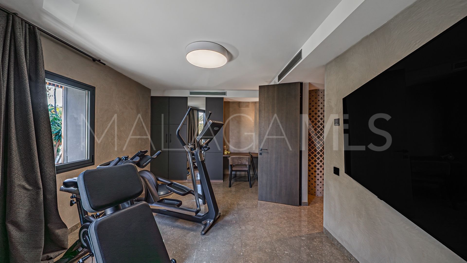 Villa for sale in Guadalmina Baja