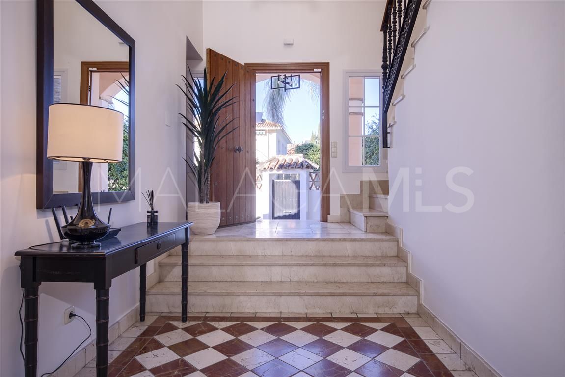 Villa for sale in Guadalmina Baja