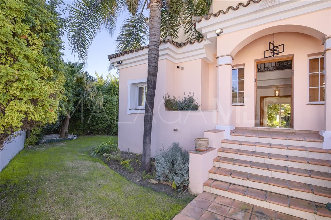 Villa for sale in Guadalmina Baja