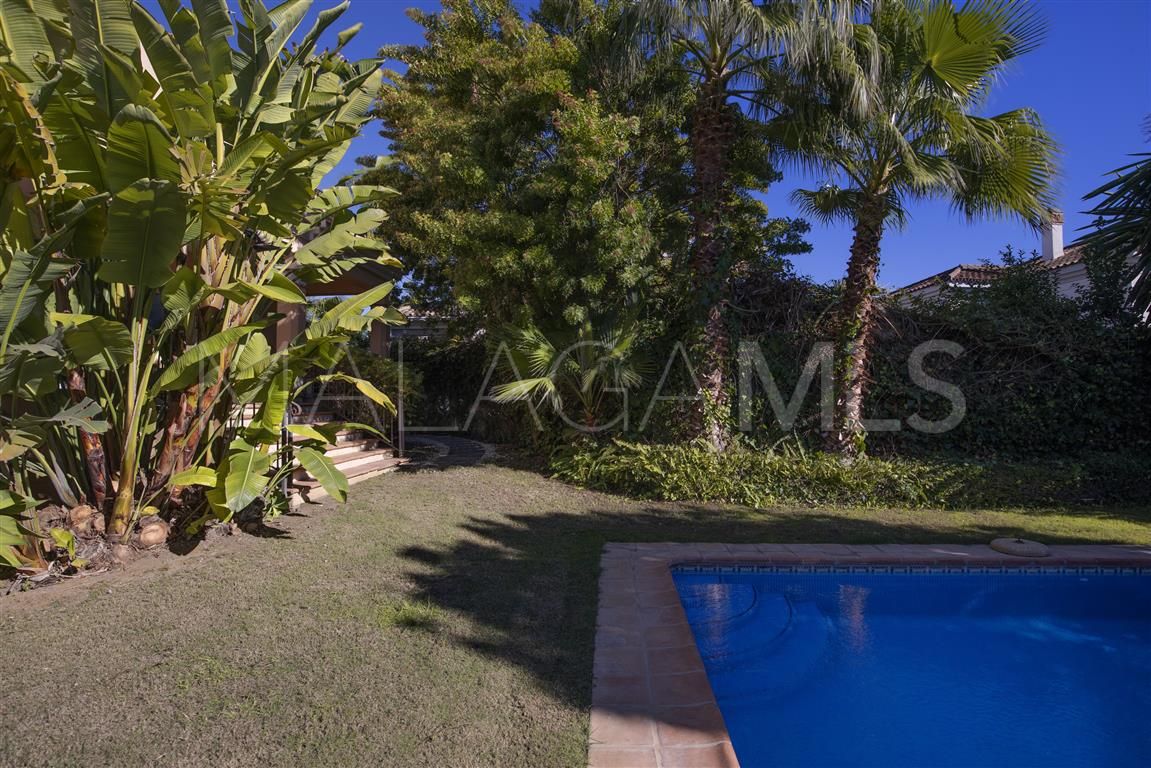 Villa for sale in Guadalmina Baja
