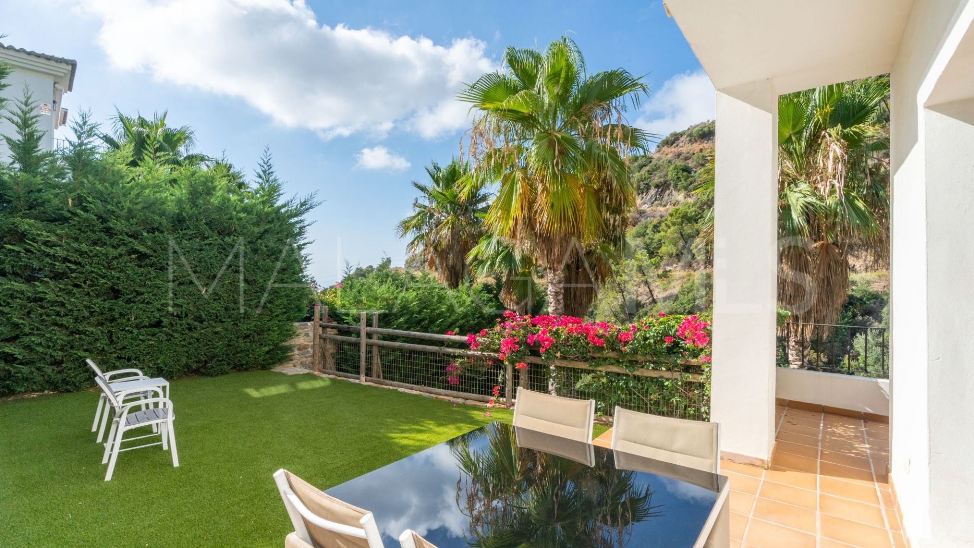 Villa for sale in Benahavis Hills Country Club with 4 bedrooms