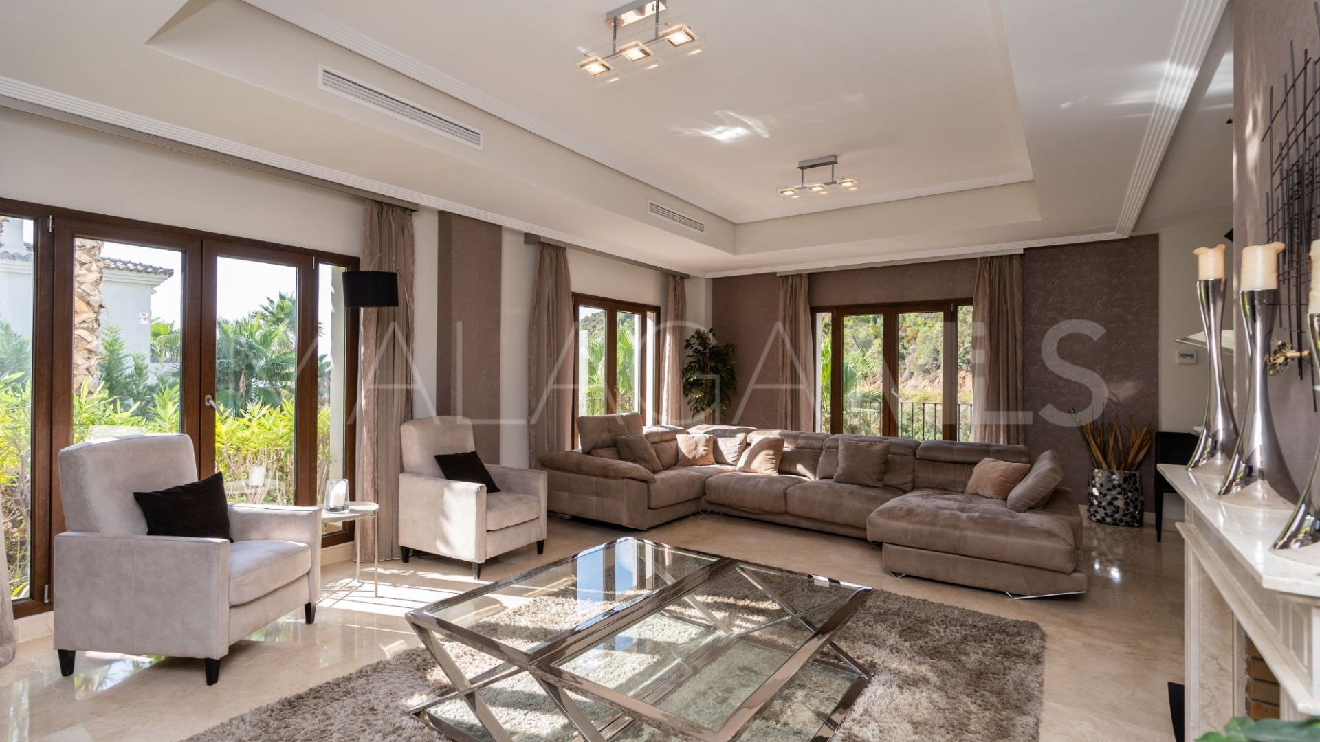 Villa for sale in Benahavis Hills Country Club with 4 bedrooms