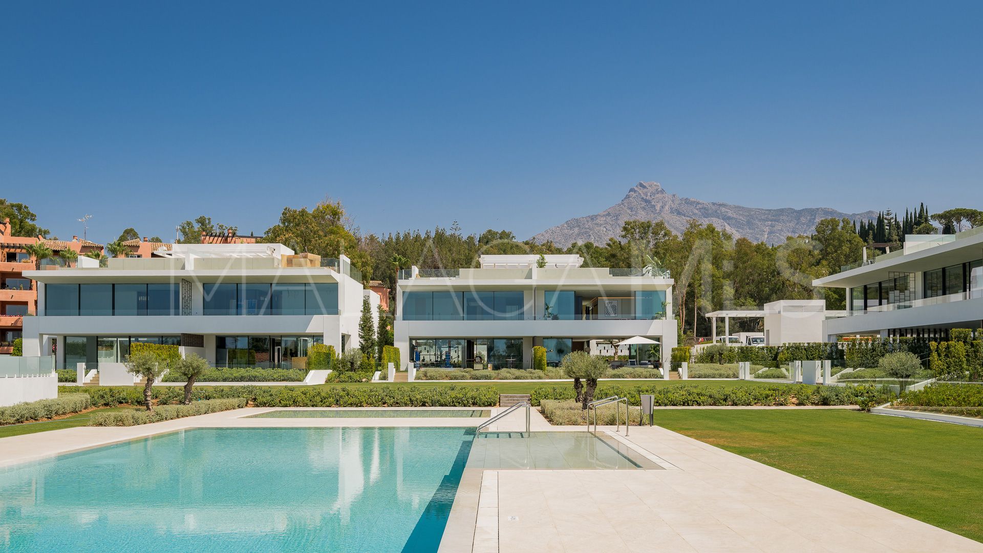 Villa jumelée for sale in Marbella Golden Mile