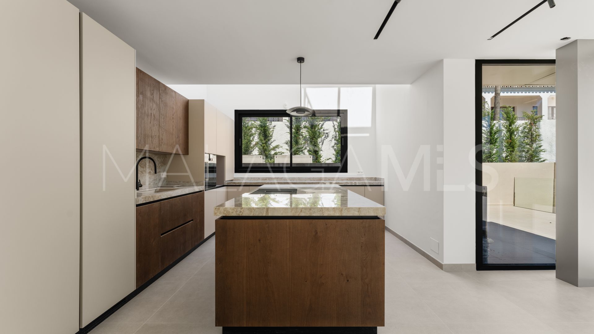 8 bedrooms villa for sale in Cortijo Blanco