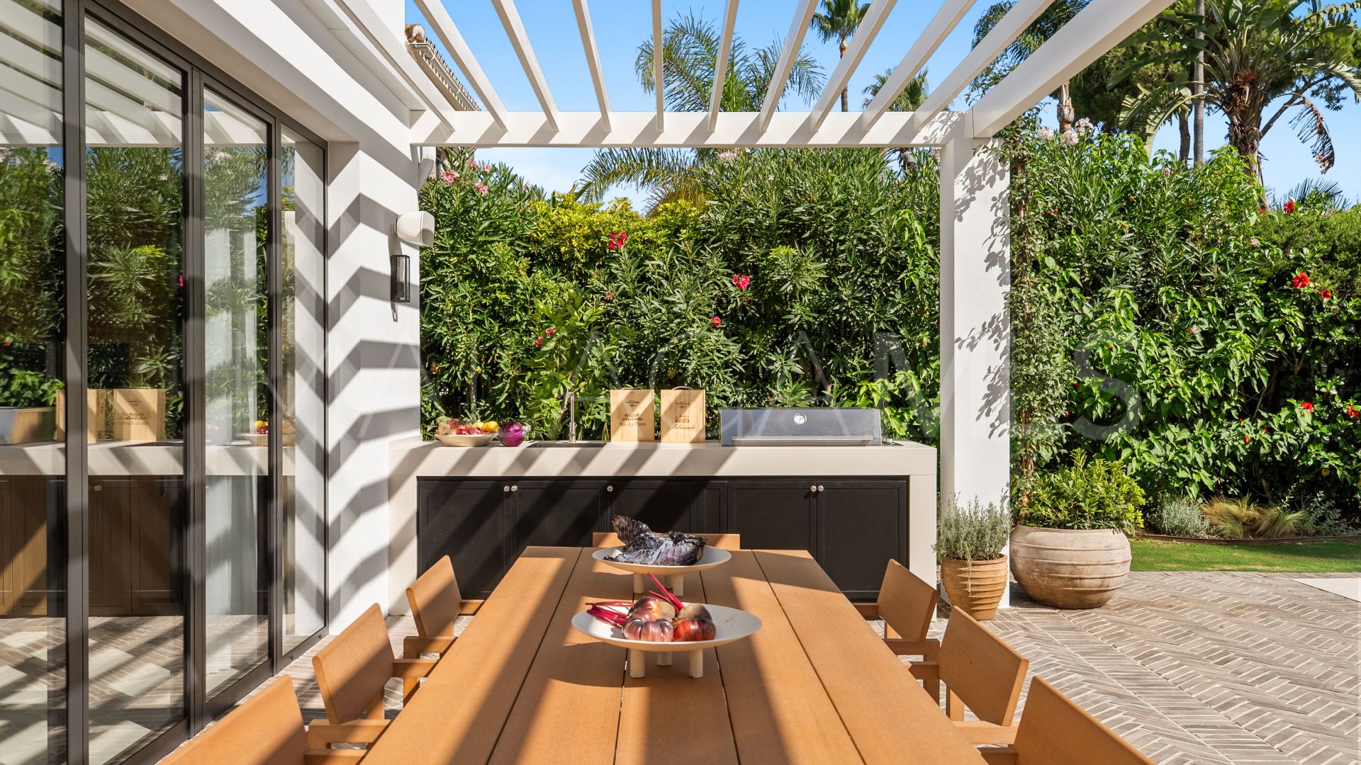 Villa for sale in Las Brisas