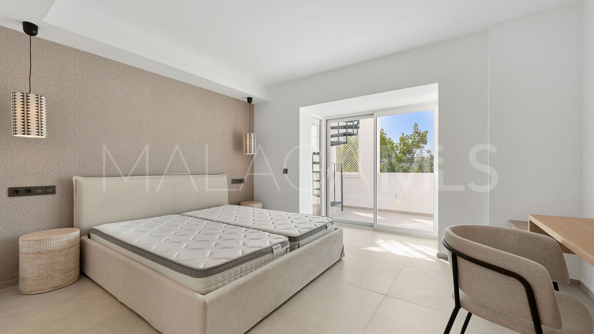 Tvåvånings takvåning for sale in Aloha Gardens