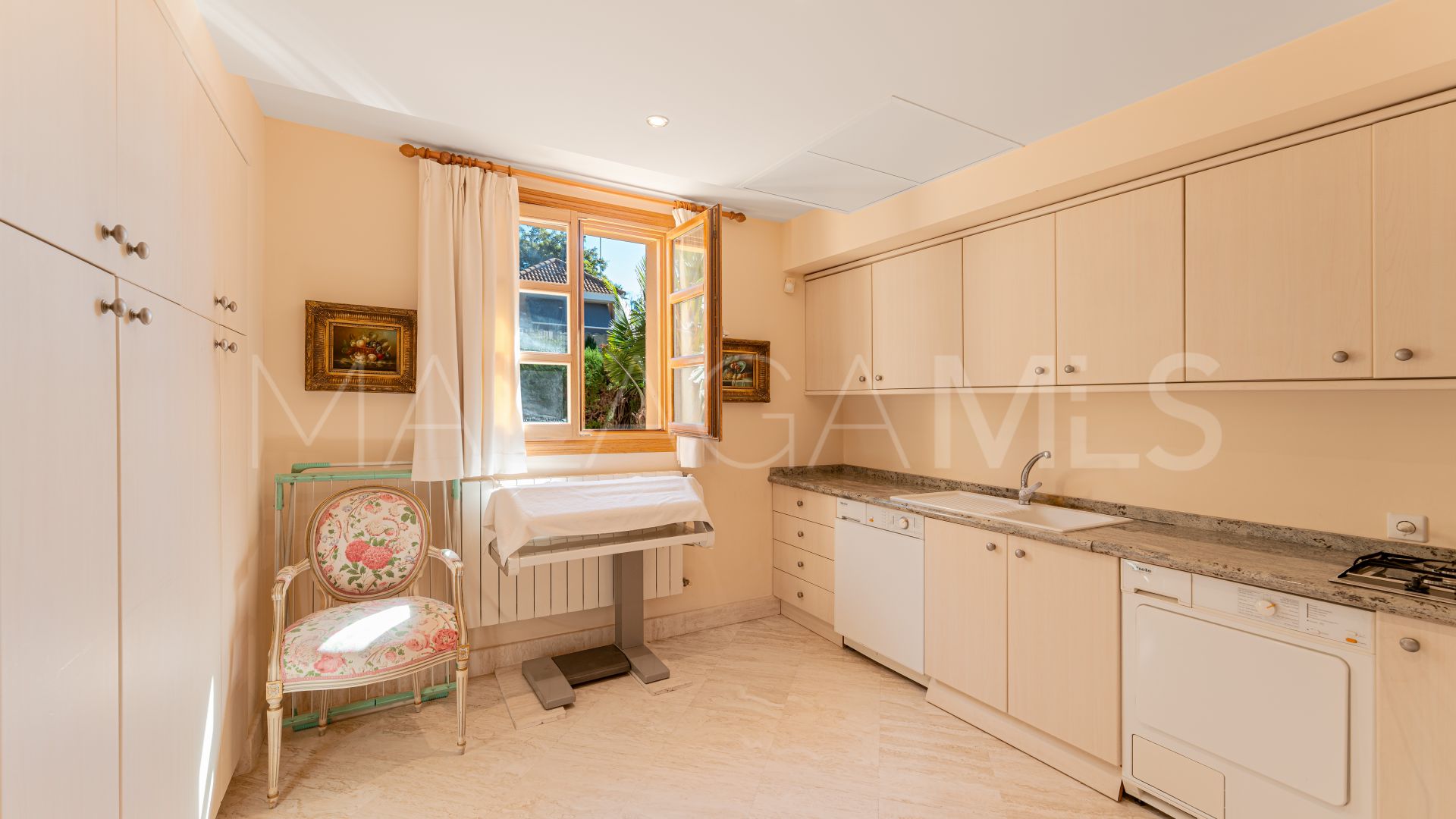 Villa for sale in Nueva Andalucia