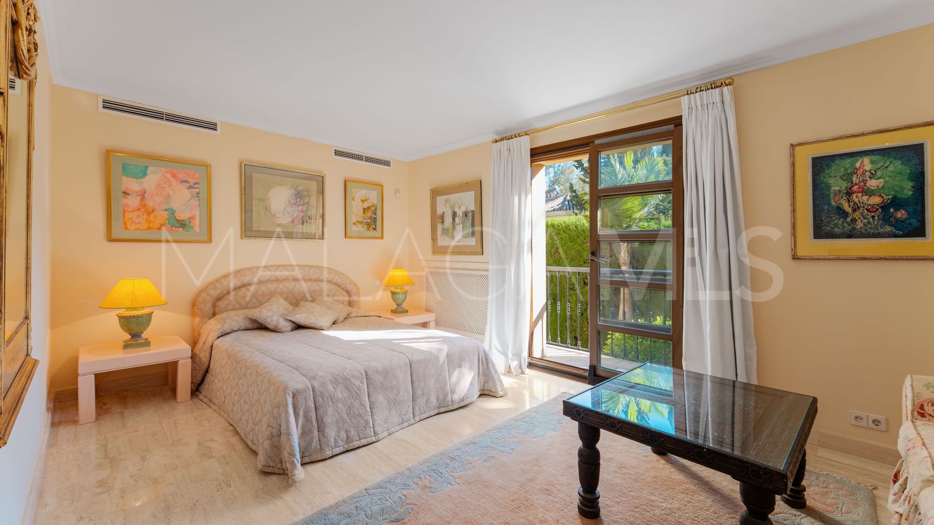 Villa for sale in Nueva Andalucia