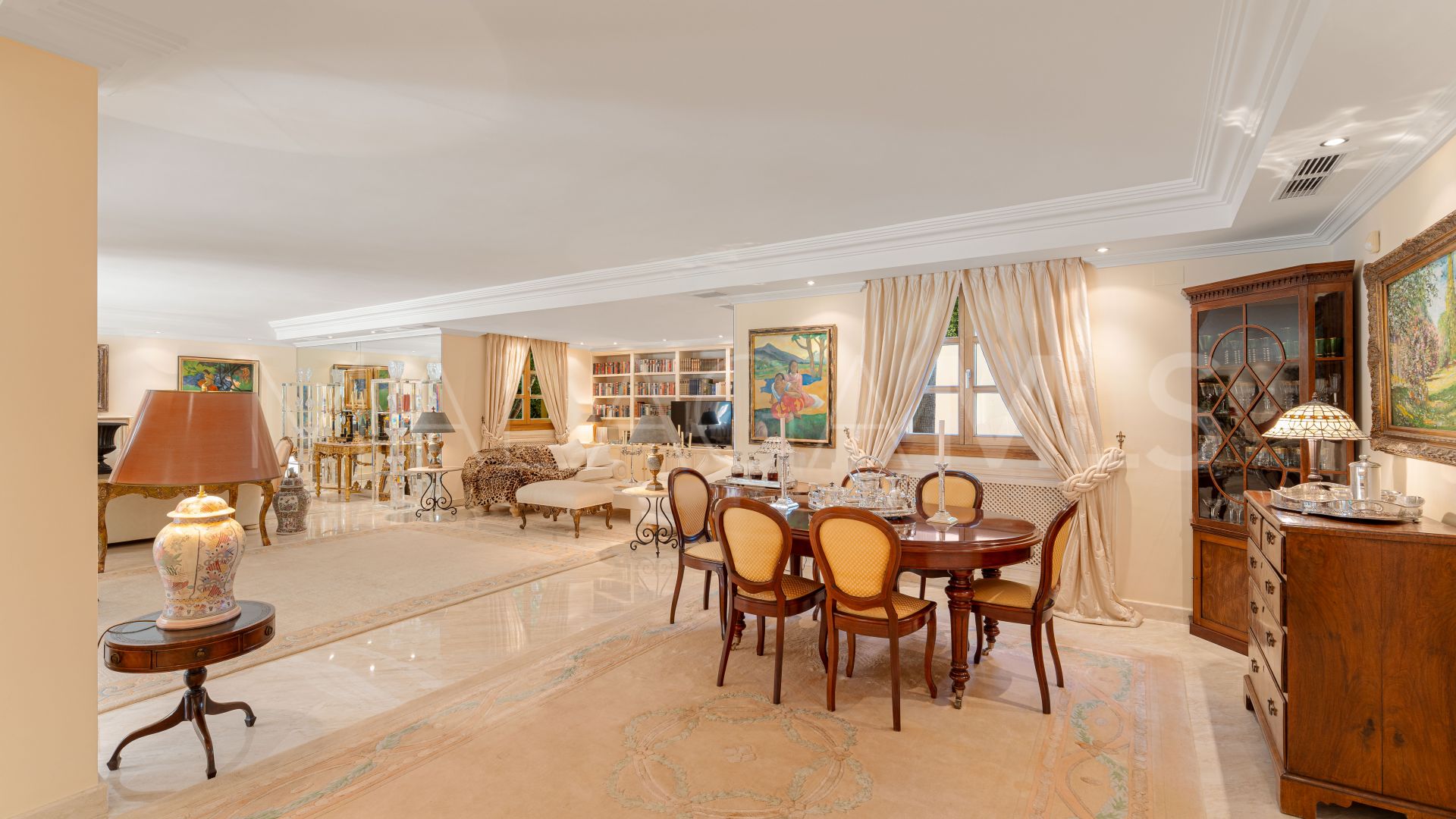 Villa for sale in Nueva Andalucia