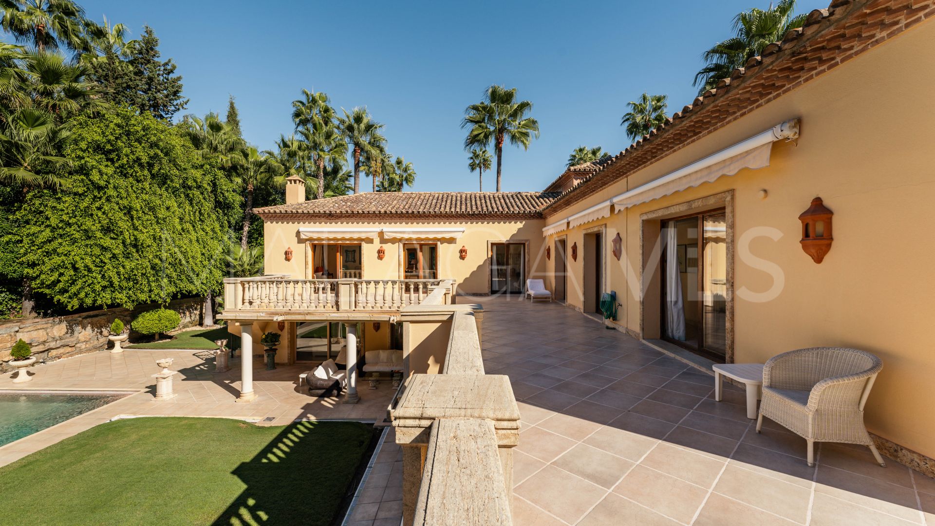 Villa for sale in Nueva Andalucia