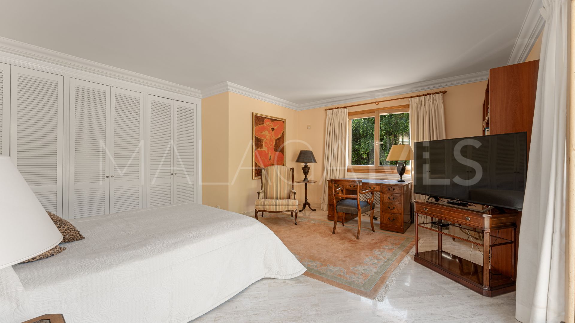 Villa for sale in Nueva Andalucia