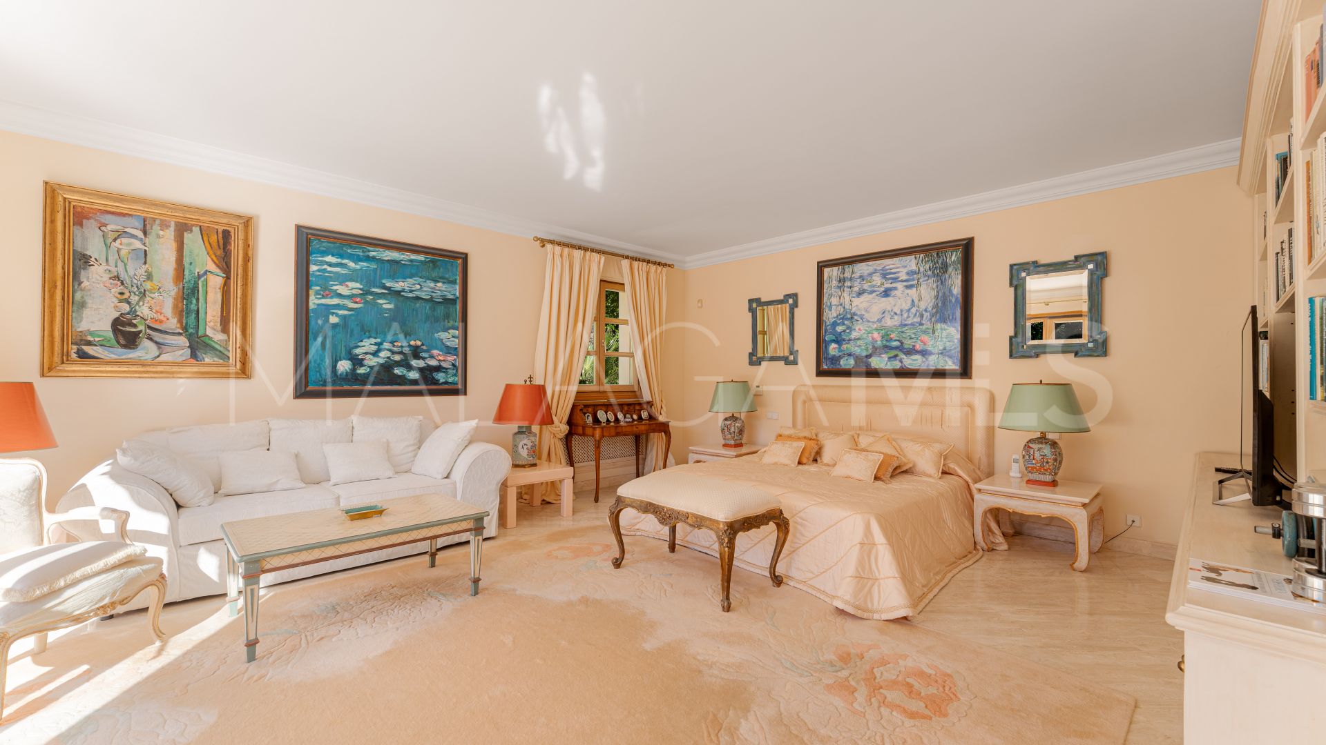 Villa for sale in Nueva Andalucia