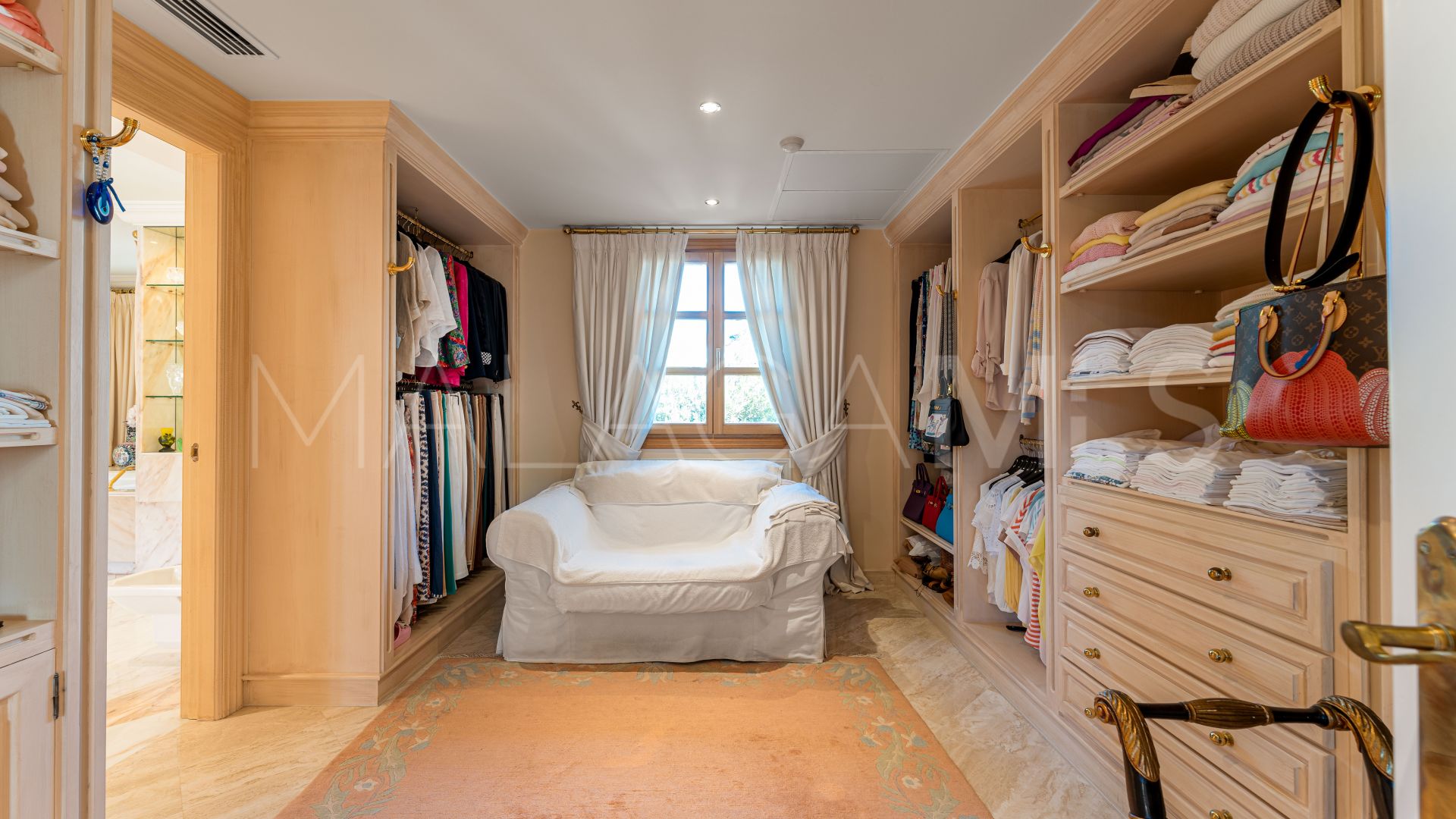 Villa for sale in Nueva Andalucia