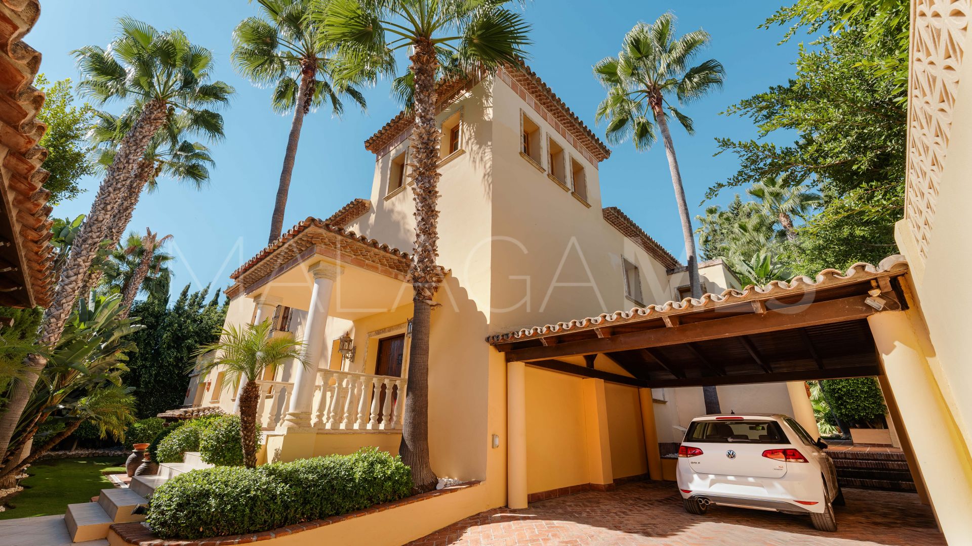 Villa for sale in Nueva Andalucia